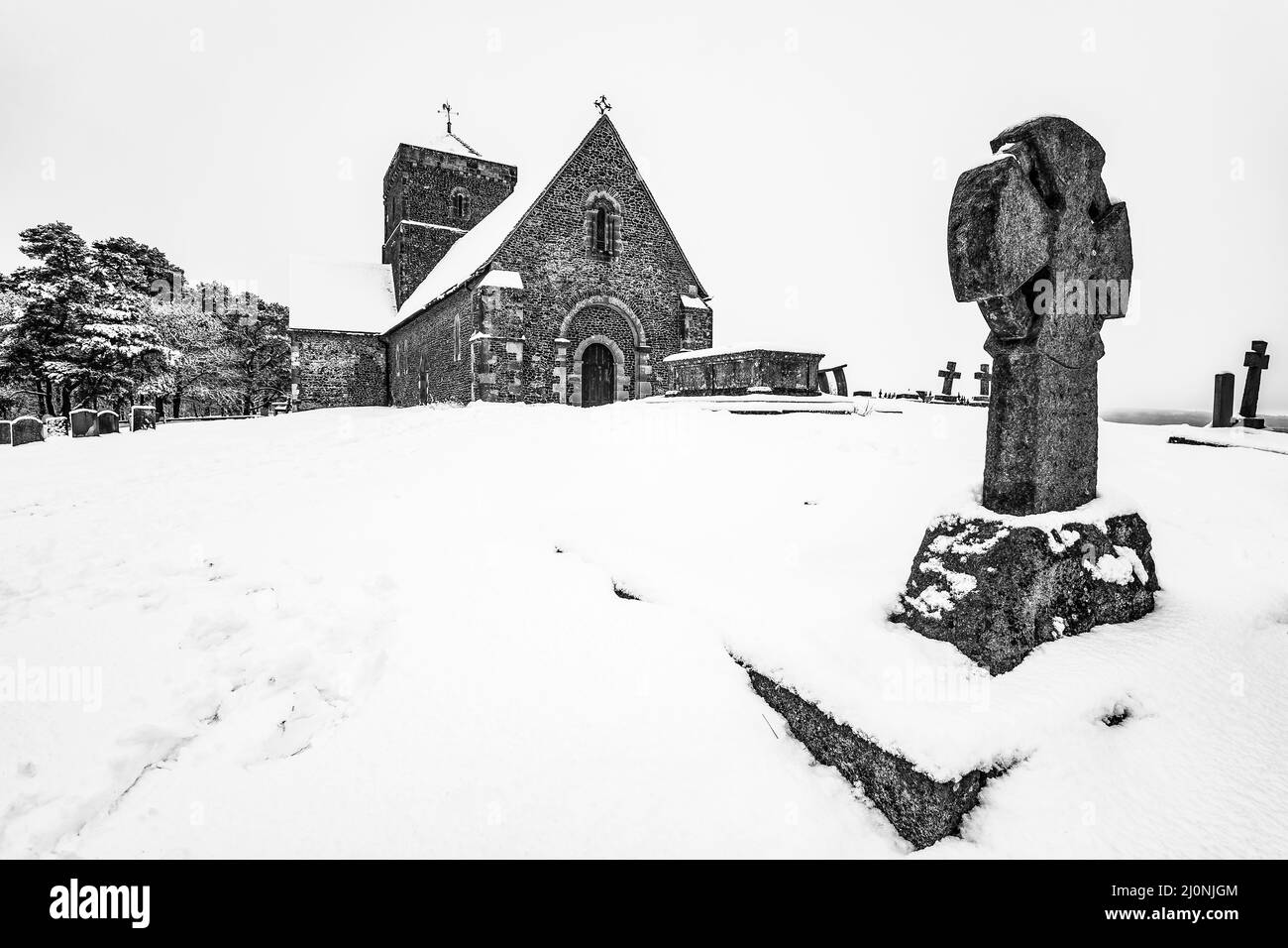 Erster Schnee in England Kirche St. Martha-on-the-Hill Surrey Europe Stockfoto