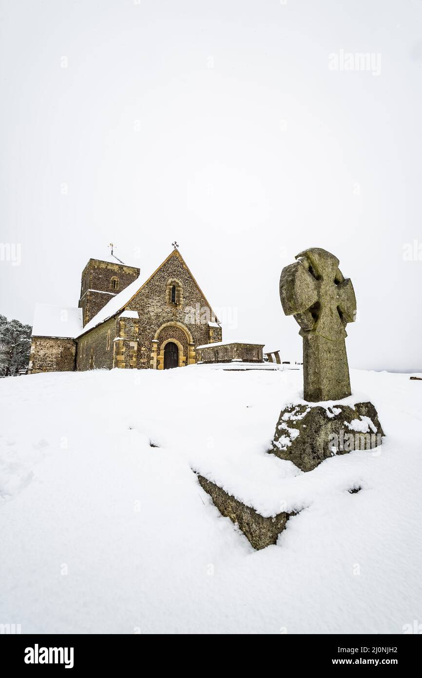 Erster Schnee in England Kirche St. Martha-on-the-Hill Surrey Europe Stockfoto