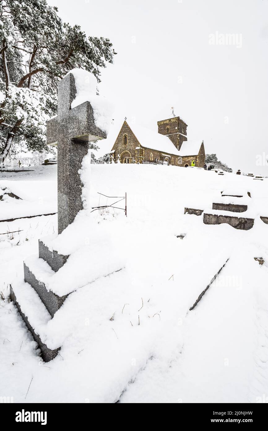 Erster Schnee in England Kirche St. Martha-on-the-Hill Surrey Europe Stockfoto