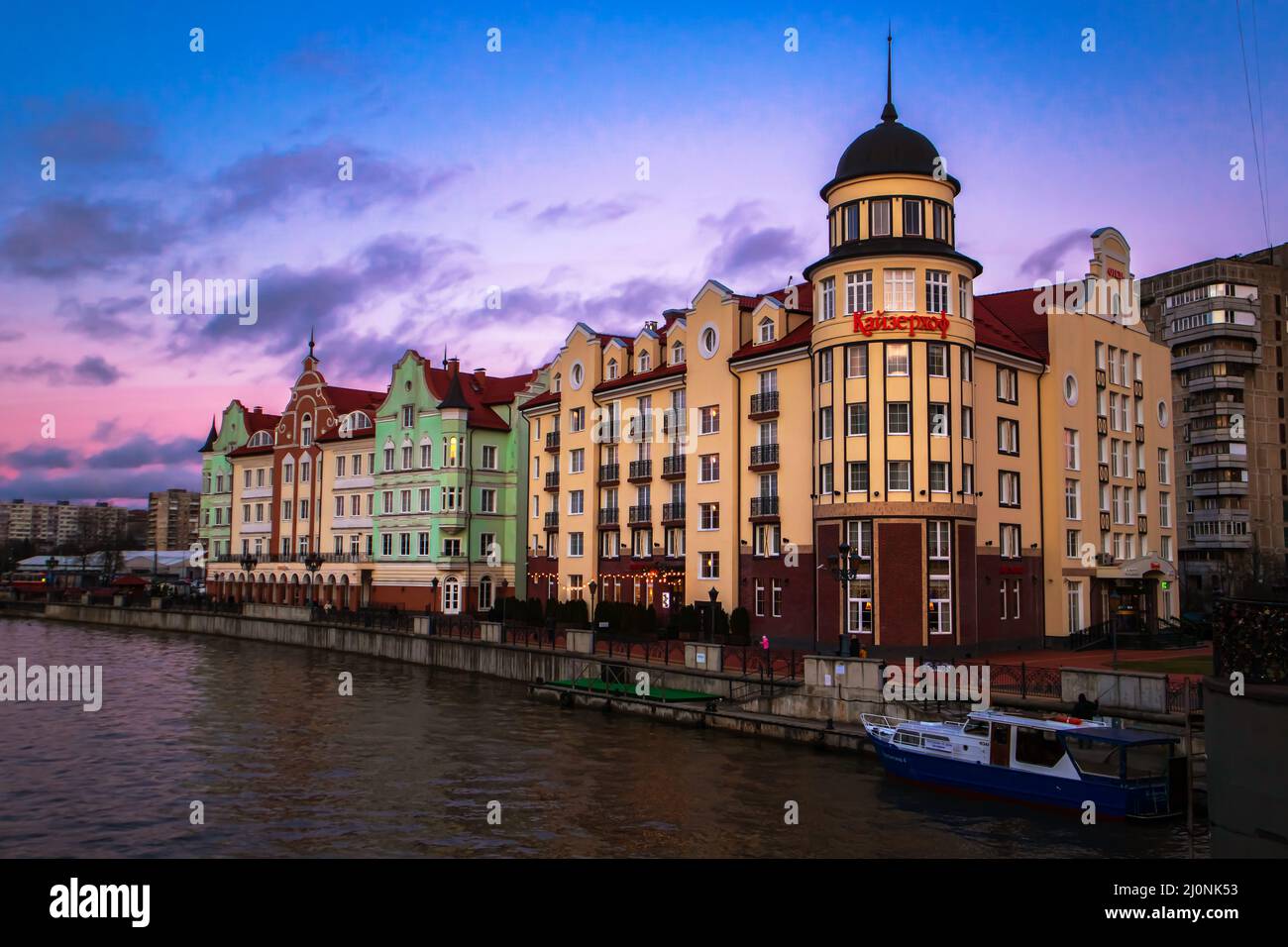 Farbige Häuser am zentralen Damm bei Sonnenuntergang. Königsberg, Russland - 15. Januar 2022. Stockfoto