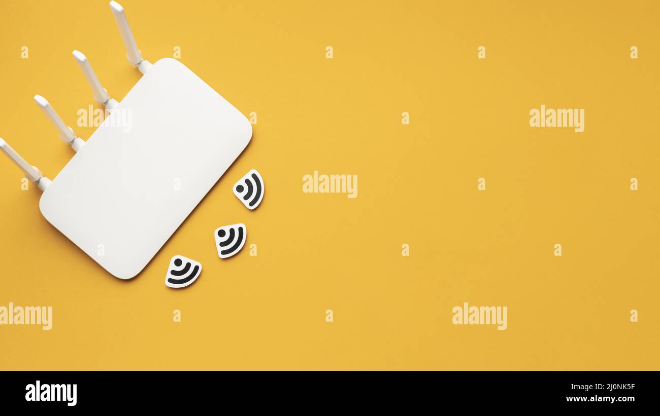 wi-Fi-Router von oben mit Kopierplatz. Hohe Qualität und Auflösung schönes Fotokonzept Stockfoto