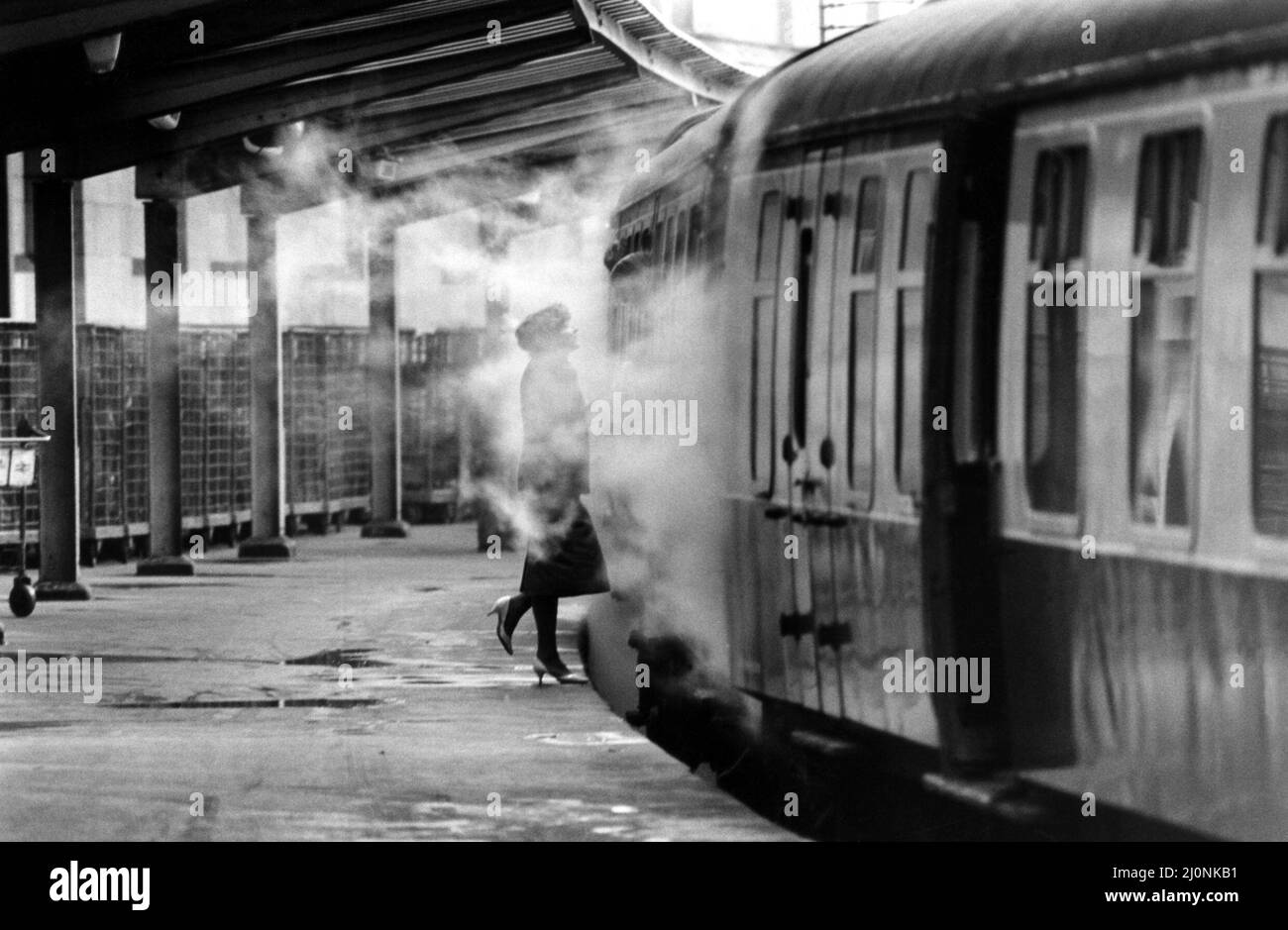 Der letzte Auf Wiedersehen? Abschiedszeit, da der Zug zur Abrechnung sich auf die Abfahrt von Carlisle Station am 18.. Februar 1984 vorbereitet Stockfoto