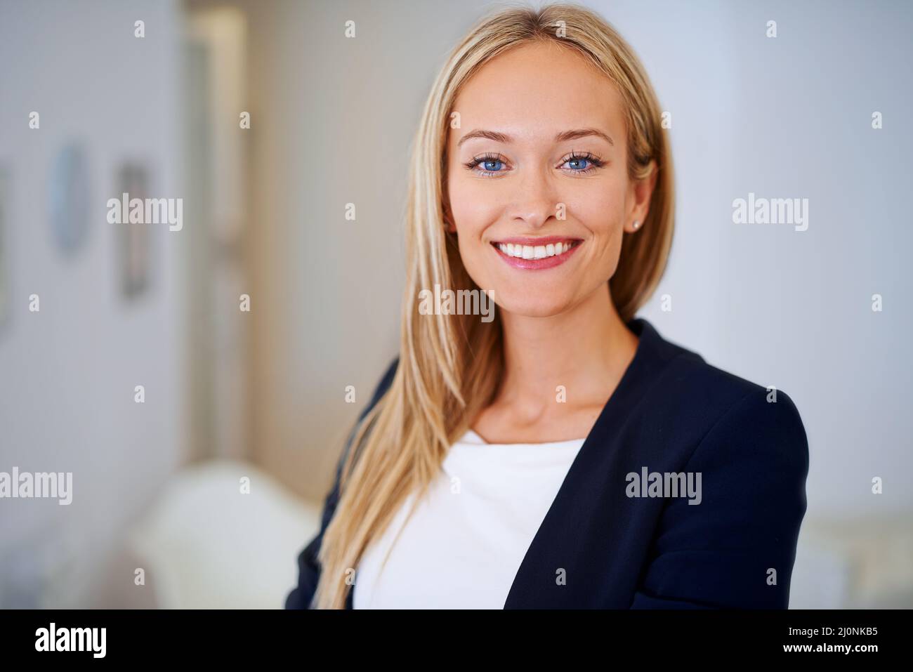 Porträt eines Geschäftsreisenden. Aufnahme einer gut gekleideten Frau, die die Kamera anschaut. Stockfoto