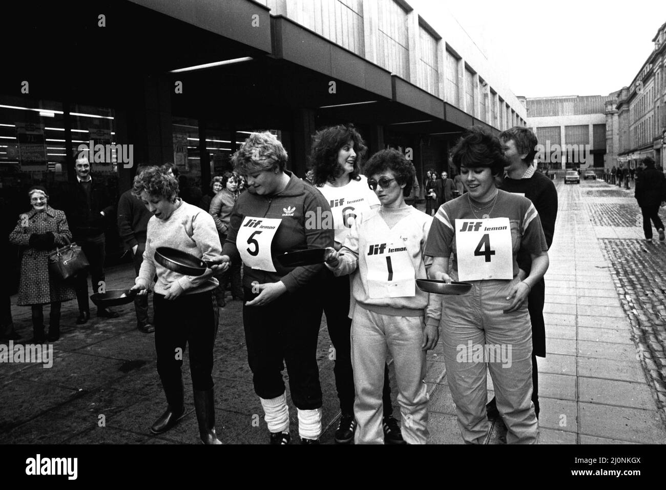 Der Faschingsdienstag der Jiff Zitrone Pfannkuchen Rennen in Clayton Road, Newcastle am 8. Februar 1983 Stockfoto