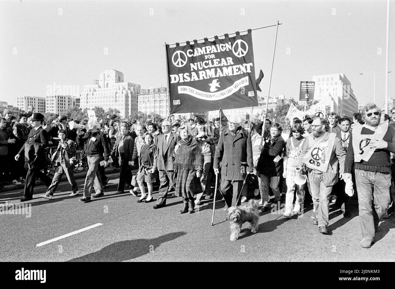 CND-Friedensmarsch in London 1983. Oktober Michael Foot führt die Kundgebung über die Waterloo Bridge an. Foto aufgenommen am 22.. Oktober 1983 FRAU JILL CRAIGIE Stockfoto