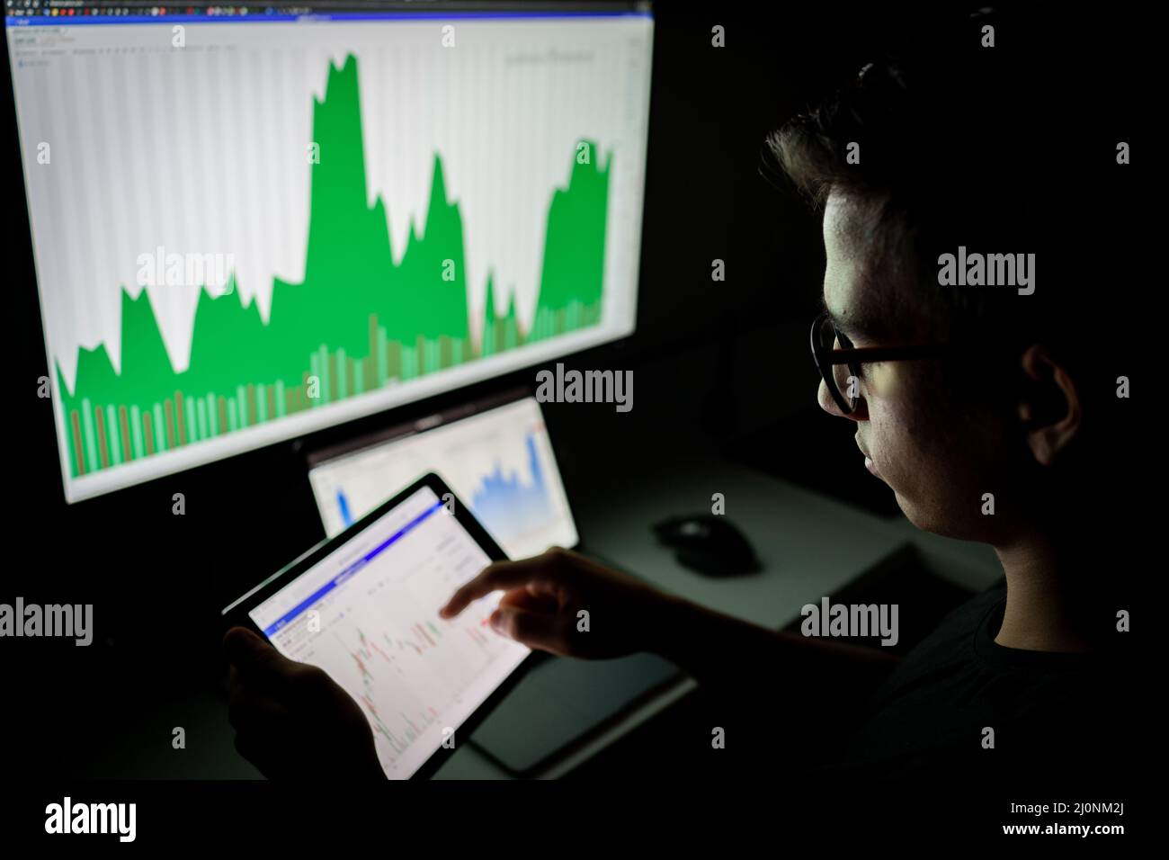 Analysten von Krypto-Händlern, die auf Computerbildschirms blicken und Finanzdaten auf dem pc betrachten Stockfoto