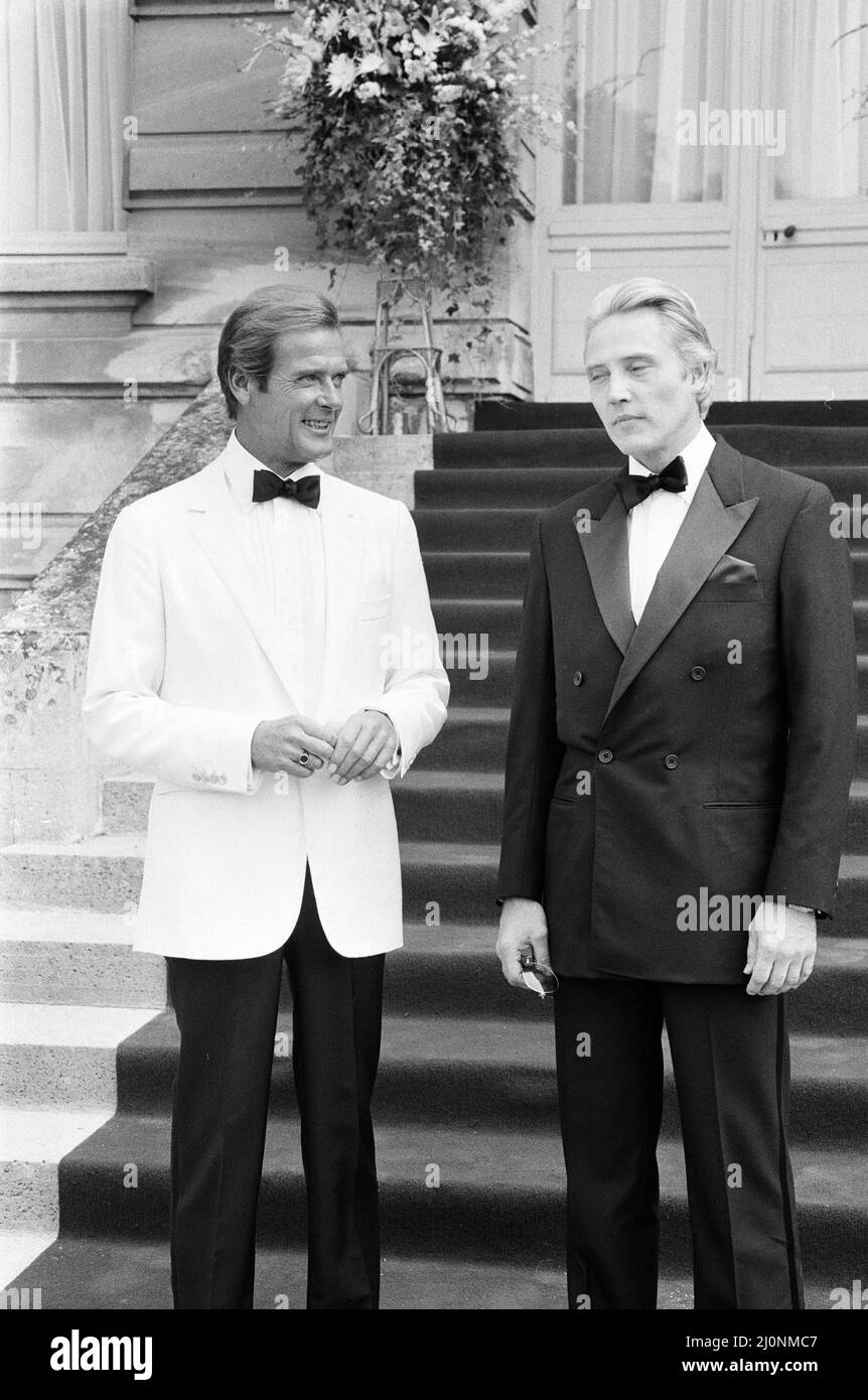 A View to a Kill 1984 James Bond Film, Photocall outside the Chateau de Chantilly in France, Donnerstag, 16.. August 1984, Roger Moore als James Bond, MI6 Agent 007 und Christopher Walken als Max Zorin. Stockfoto