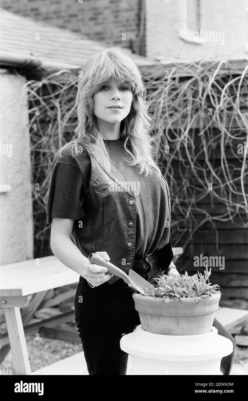 Samantha Fox Kandidat Miss Sunday People Wettbewerb, im Alter von 16 Jahren, abgebildet zu Hause im Garten am 1983. Januar. Alias Sam Fox *** Local Caption *** Sam Fox Stockfoto