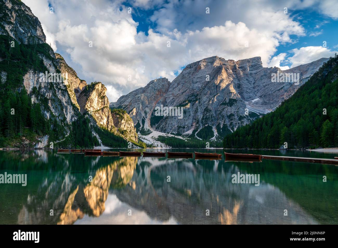 Prags See, der größte natürliche Dolomitensee Italiens. Stockfoto