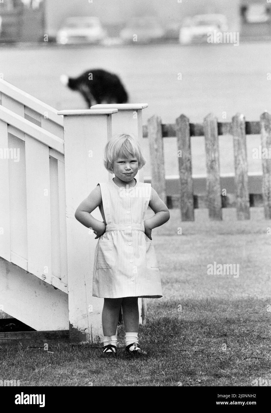 Die dreijährige Zara Phillips, Tochter von Prinzessin Anne und Kapitän Mark Phillips, auf dem Foto beim Polospiel auf dem Smith's Lawn Polo Ground in Windsor.Hier ist sie abgebildet, wie sie Peekaboo über dem Royal Fence spielt. 17.. Juni 1984. Stockfoto