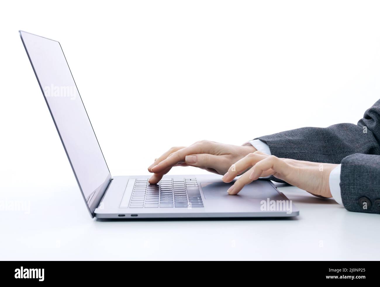 Geschäftsfrau, die Eingabe auf laptop Stockfoto