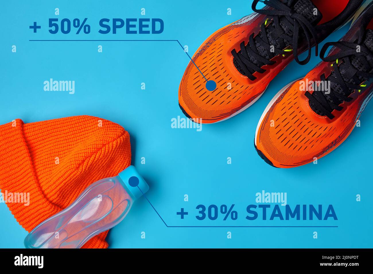 Orangefarbene Sneakers mit der Aufschrift plus fünfzig Prozent Speed und einer Plastikwasserflasche mit der Aufschrift plus 30 Prozent Ausdauer auf einem blauen Backgr Stockfoto