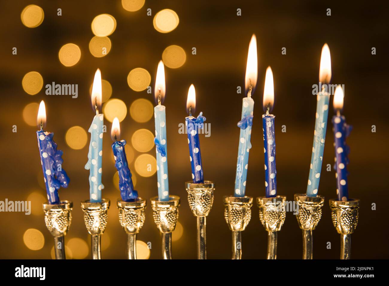 Kleine Kerzen Menorah in der Nähe von abstrakten Lichtern. Hohe Qualität und Auflösung schönes Fotokonzept Stockfoto