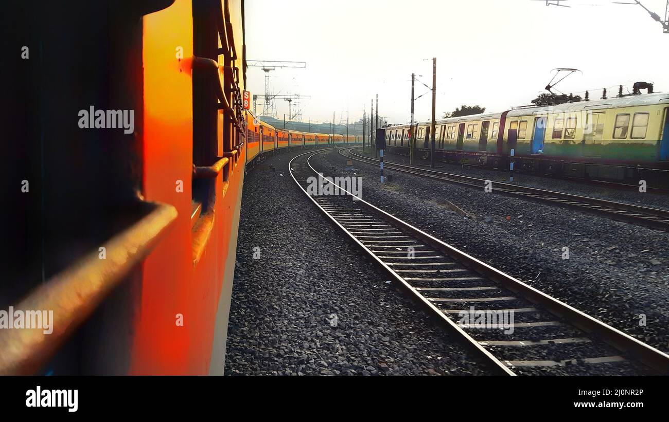 Schöne Morgen Bild.Two indischen Zug mit Schiene. Perfekt, um indische Eisenbahnsystem zu zeigen. Wunderschöne Aussicht auf den Zug. Zwei Züge. Indischer Zug. Indien . Stockfoto