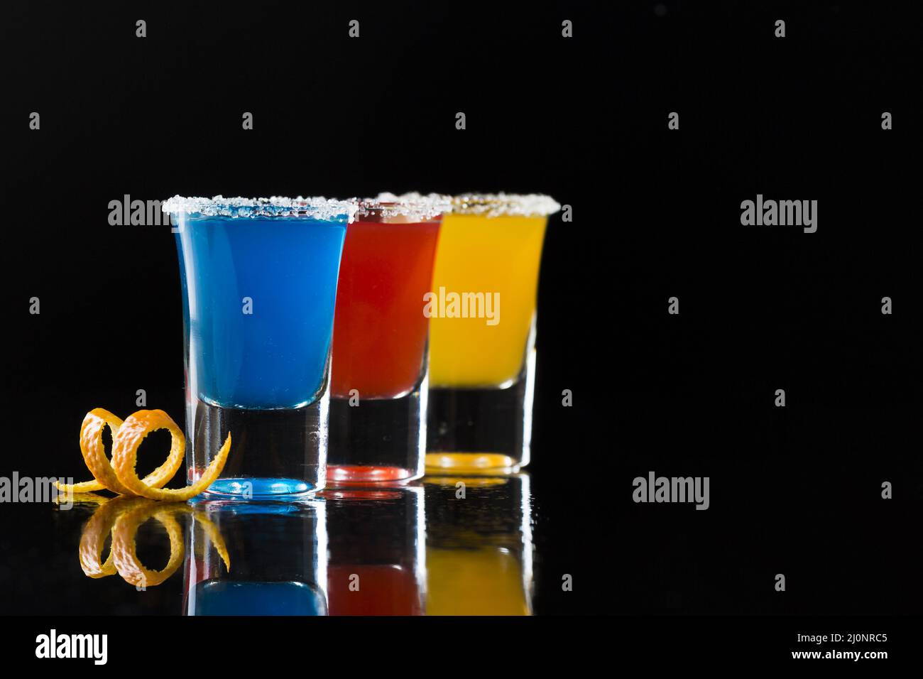 Drei Shot-Gläser mit Cocktails Coy Space. Hohe Qualität und Auflösung schönes Fotokonzept Stockfoto