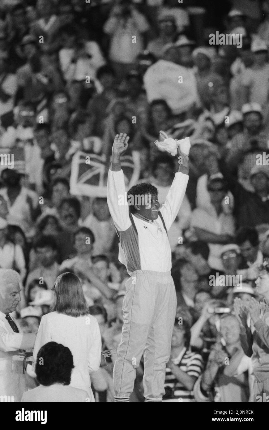 1984 Olympische Spiele in Los Angeles, USA. Die britische Tessa Sanderson feiert, nachdem sie beim Women's Javelin-Event die Goldmedaille gewonnen hat. 6.. August 1984. Stockfoto