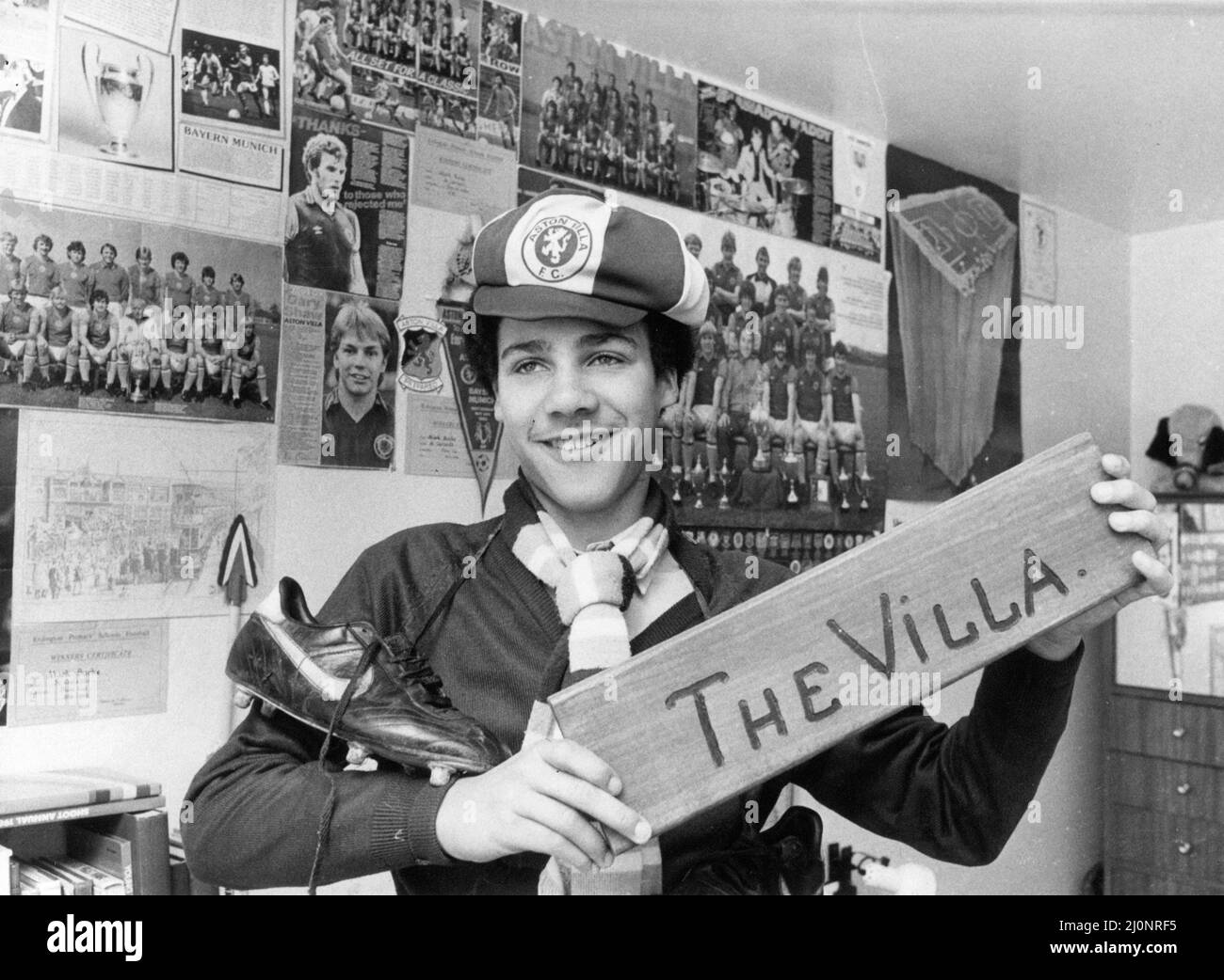 Mark Burke, Fußballspieler im Schoolboy-Alter von 14 Jahren, Schüler der St Edmund Campion School, Erdington, unterzeichnet morgen, an seinem vierzehnten Geburtstag, Formulare für zugehörige Schuljungen für die Aston Villa, die am Freitag, dem 11.. Februar 1983, zu Hause in seinem Schlafzimmer abgebildet ist. Stockfoto