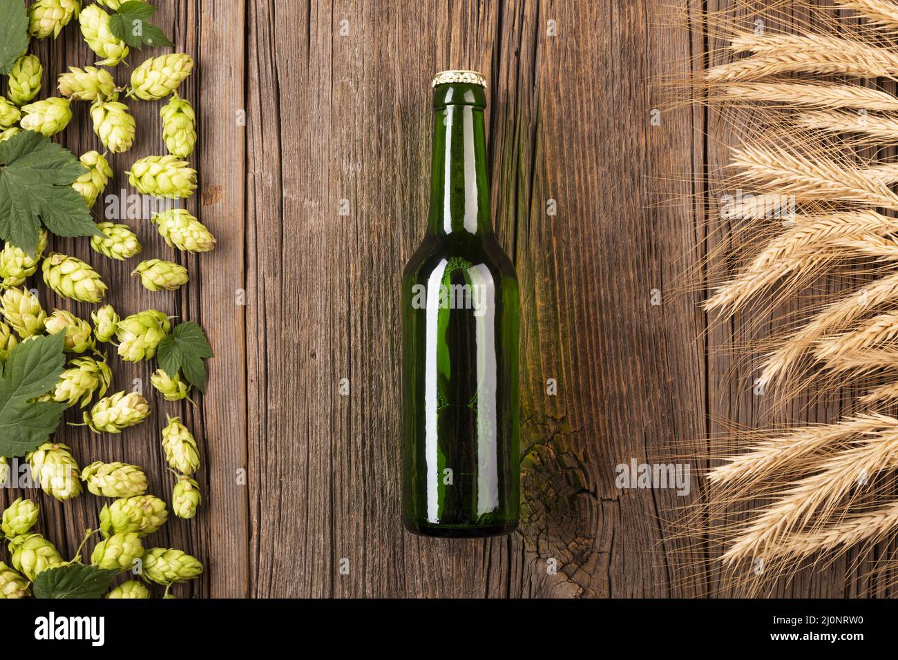 Bierflasche mit Zutaten von oben. Hohe Qualität und Auflösung schönes Fotokonzept Stockfoto