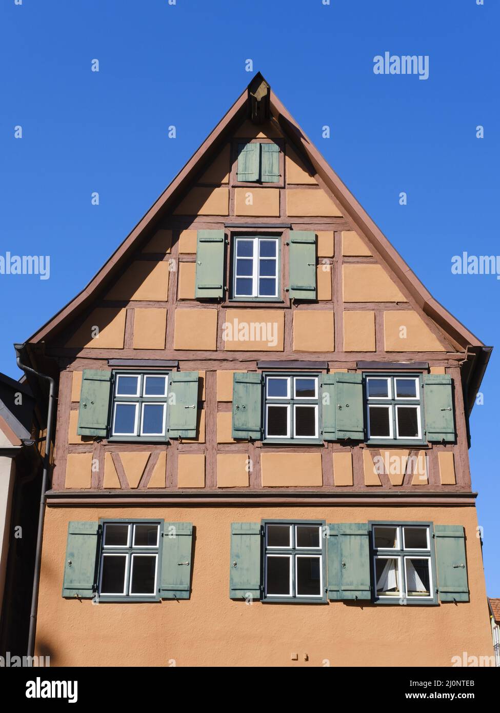 Hausfassade mit Fenstern und Fachwerkgestaltung, Bayern, Deutschland Stockfoto