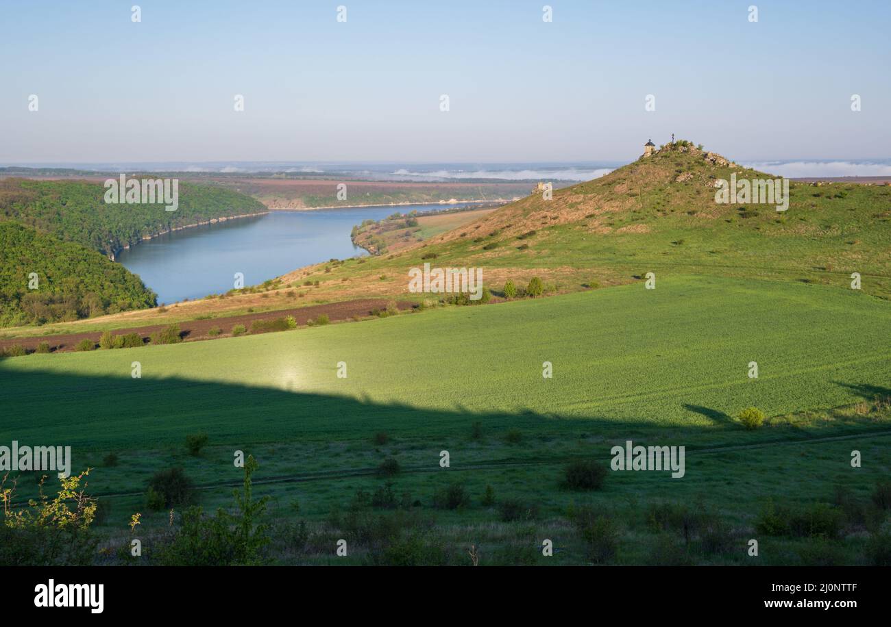 Ukraine ohne russische Aggression. Fantastischer Blick auf den Frühling auf den Dnister River Canyon mit malerischen Felsen, Feldern und Blumen. Dieser Ort namens Shyschkow Stockfoto