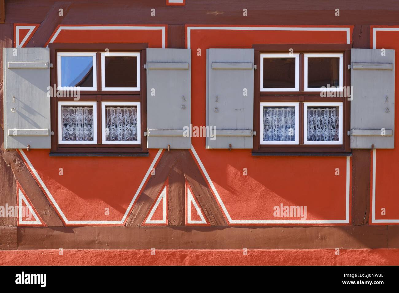 Hausfassade mit Fenstern und Fachwerkgestaltung, Bayern, Deutschland Stockfoto
