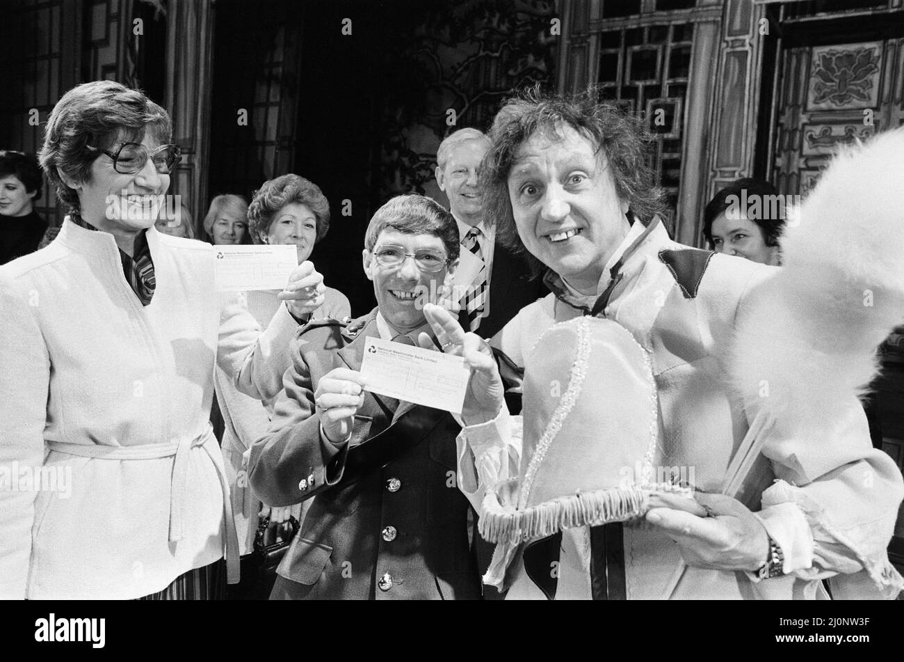 Ken Dodd, Comedian, überreicht der British Heart Foundation, Coventry, Donnerstag, 6.. Januar 1983 einen 1000-Pfund-Scheck. Stockfoto