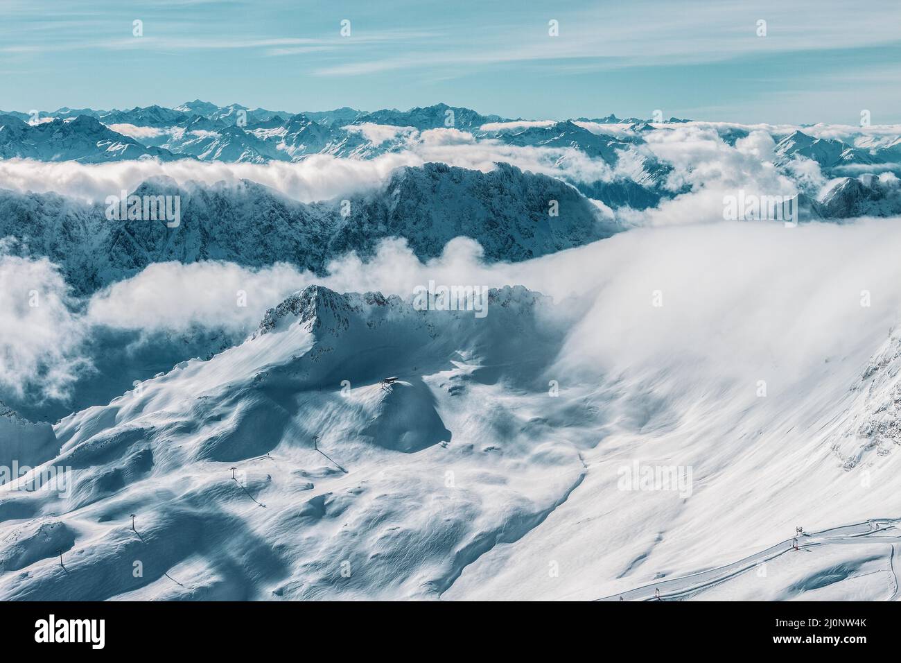 Bergpanorama von der Aussichtsplattform auf der Zugspitze. Deutsche und österreichische Skigebiete. Stockfoto