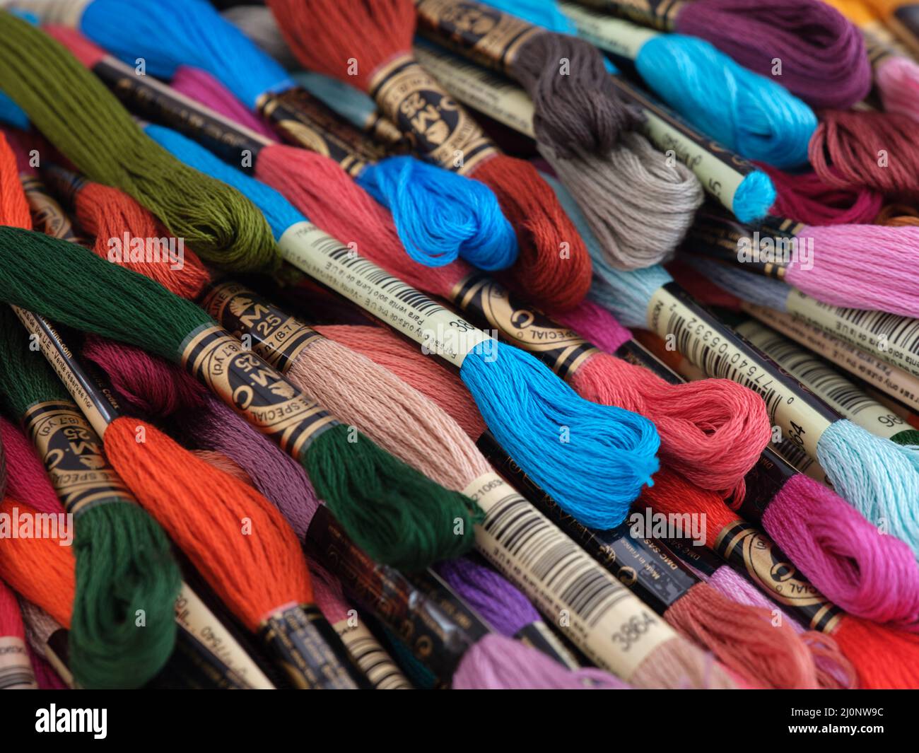 Tambow, Russische Föderation - 18. März 2022 verschiedene Farben DMC Six Strand Floss in einem Haufen. Nahaufnahme. Stockfoto
