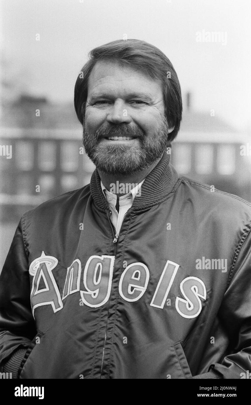 Glen Campbell in London. 19.. April 1984 Sehen Sie einen weiteren Rahmen in diesem Set, der Glen, seine Frau Kim und seinen Sohn Cal zeigt. Campbell heiratete 1982 Kimberly 'Kim' Woolen. Das Paar traf sich an einem blinden Date im Jahr 1981, als Woolen eine Radio City Music Hall 'Rockette' war. Zusammen haben sie drei Kinder: CAL, Shannon und Ashley. Alle drei sind seit 2010 als Teil seiner Touring-Band auf der Bühne zu Campbell gekommen. Zu Campbells Hits gehören seine Aufnahmen von John Hartfords „Gentle On My Mind“; Jimmy Webbs „By The Time I Get To Phoenix“, „Wichita Lineman“ und „Galveston“; Larry Weiss's „Rhinestone Cowboy“; A Stockfoto