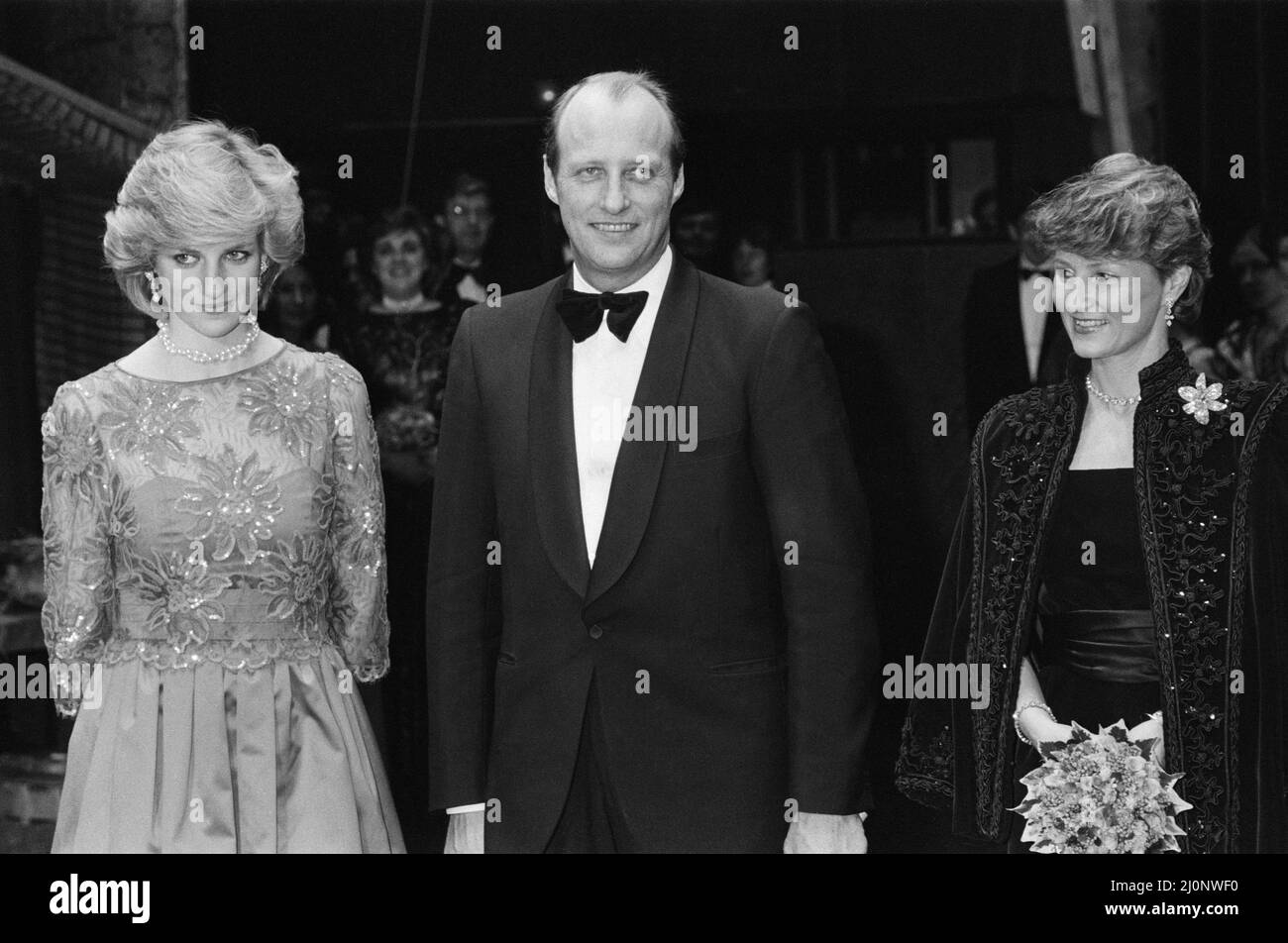 Ihre Königliche Hoheit Prinzessin Diana, die Prinzessin von Wales, in Oslo, Norwegen. Dies war das erste Soloengagement von Prinzessin Diana im Ausland. Diana ist mit Kronprinz Harald von Norwegen und Prinzessin Sonja bei einer Performance des London City Ballet in Oslo, Norwegen, abgebildet, sie trägt ein rotes Abendkleid von Jan van Velden. Bilder aufgenommen am 11.. Februar 1984 Stockfoto