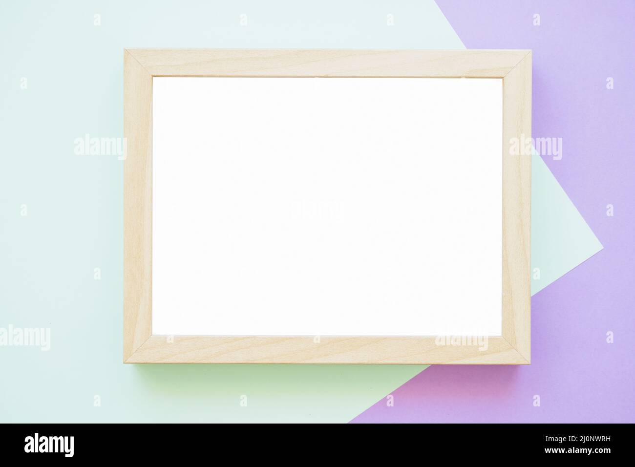 Weißer Holzrahmen grün lila Hintergrund. Hohe Qualität und Auflösung schönes Fotokonzept Stockfoto