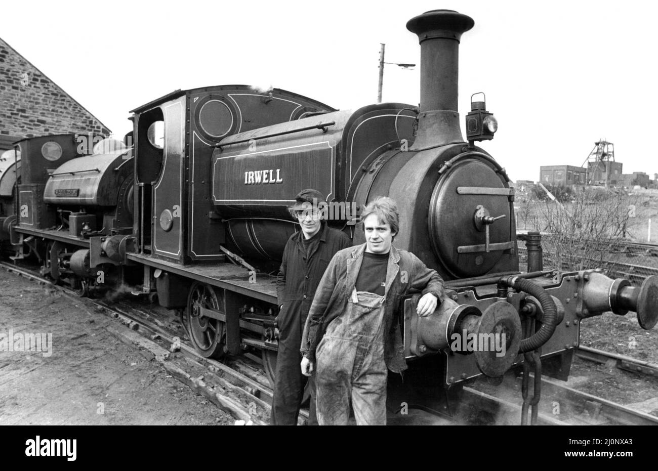 Die Inwell, eine 1937 Hudswell Clarke 0-4-0 Sattelpanzerlokomotive am 28.. März 1983. Hinter jedem großen Motor muss ein tolles Team stehen. Im Fall von Insell ist das Graham NedFear, links mit Richard Charlton Stockfoto