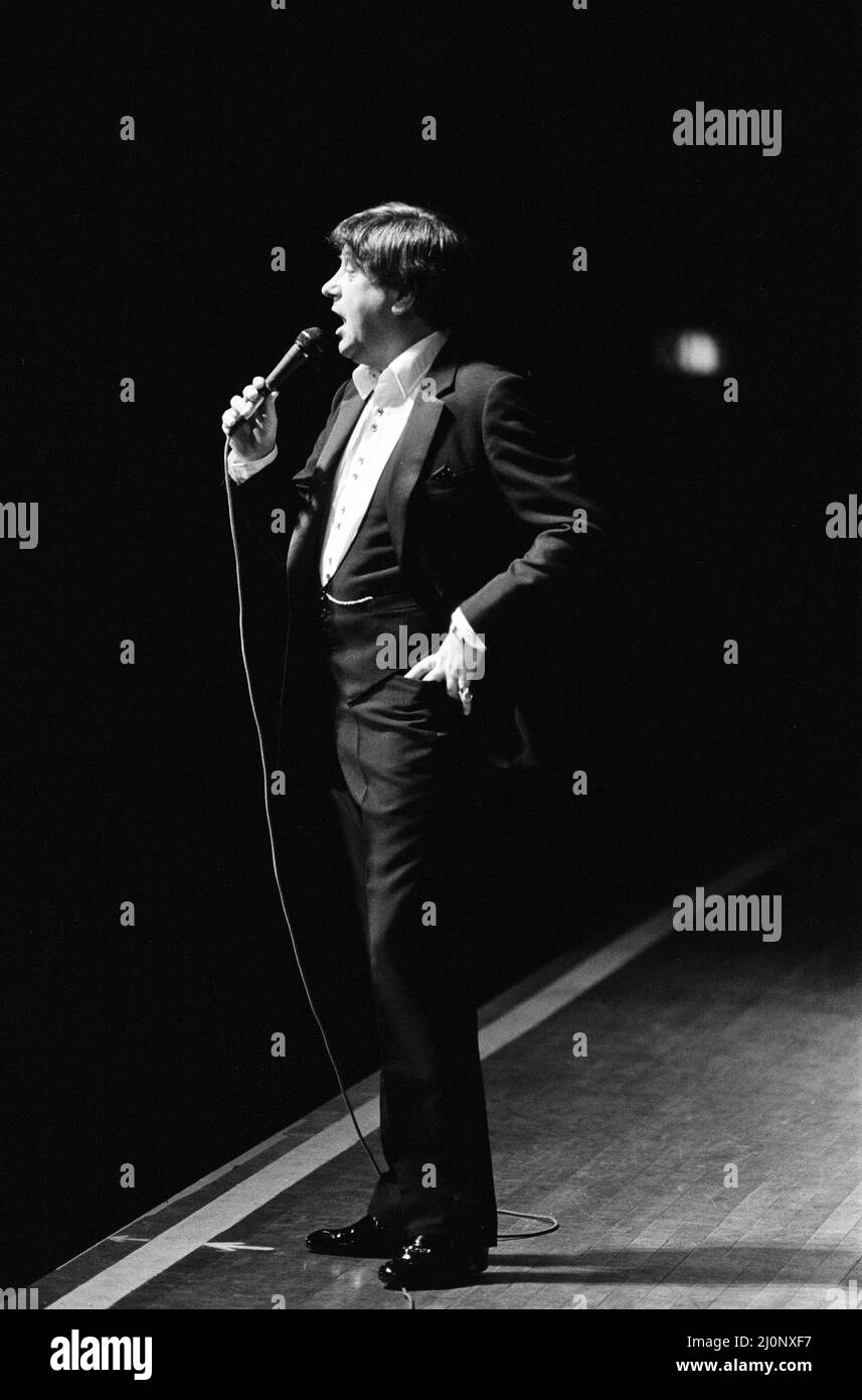 Jimmy Tarbuck in den Bournemouth Winter Gardens, wo er in einer Sommershow auftritt. 13.. Juli 1984. Stockfoto