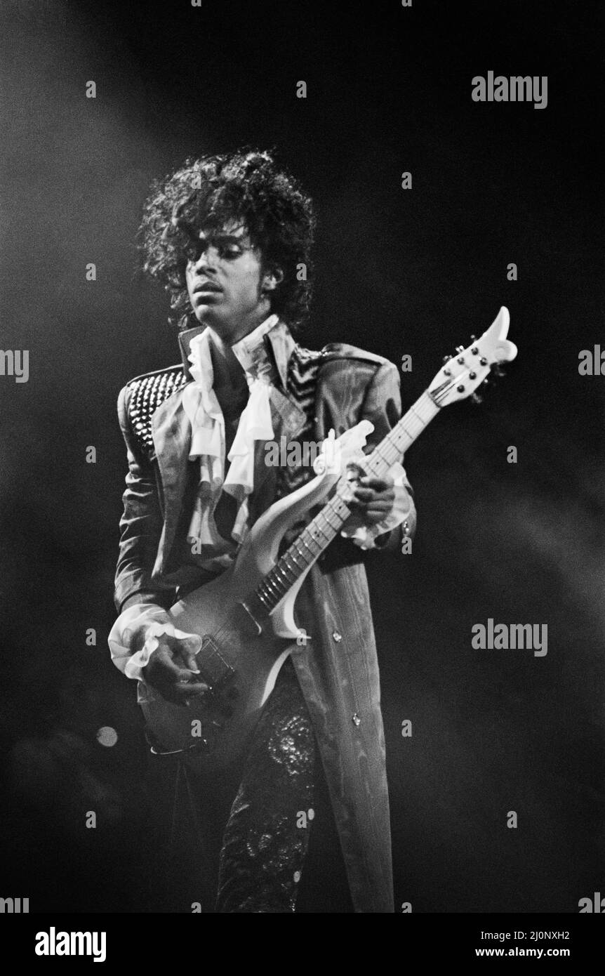 Prince spielt auf der Bühne in der Joe Louis Arena, Chicago 11.. November 1984. Die Purple Rain Tour Stockfoto