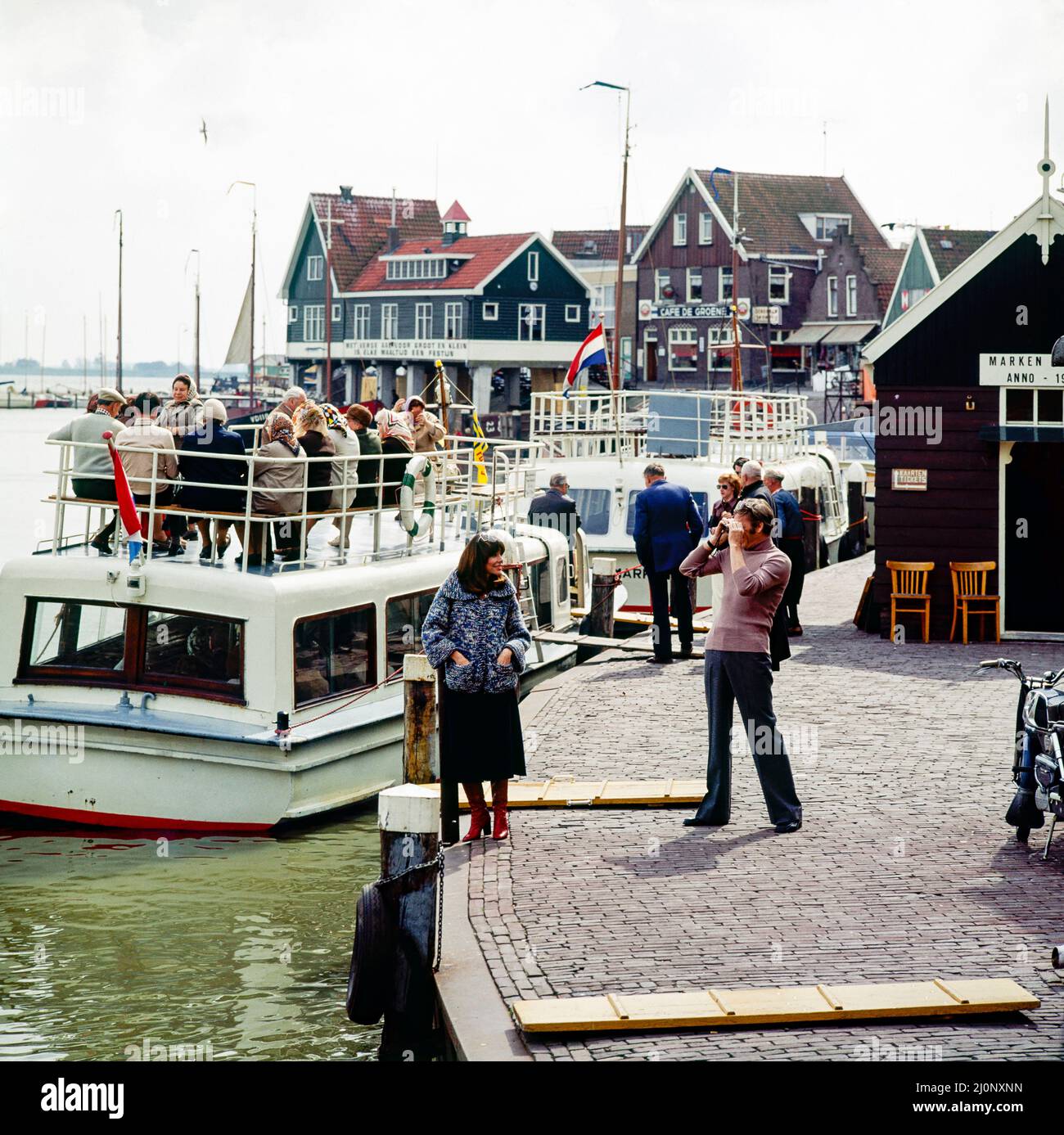 Vintage Netherlands 1970s, ein paar Touristen mittleren Alters, die Fotos machen, Marken Harbour, Waterland, Nordholland, Europa, Stockfoto