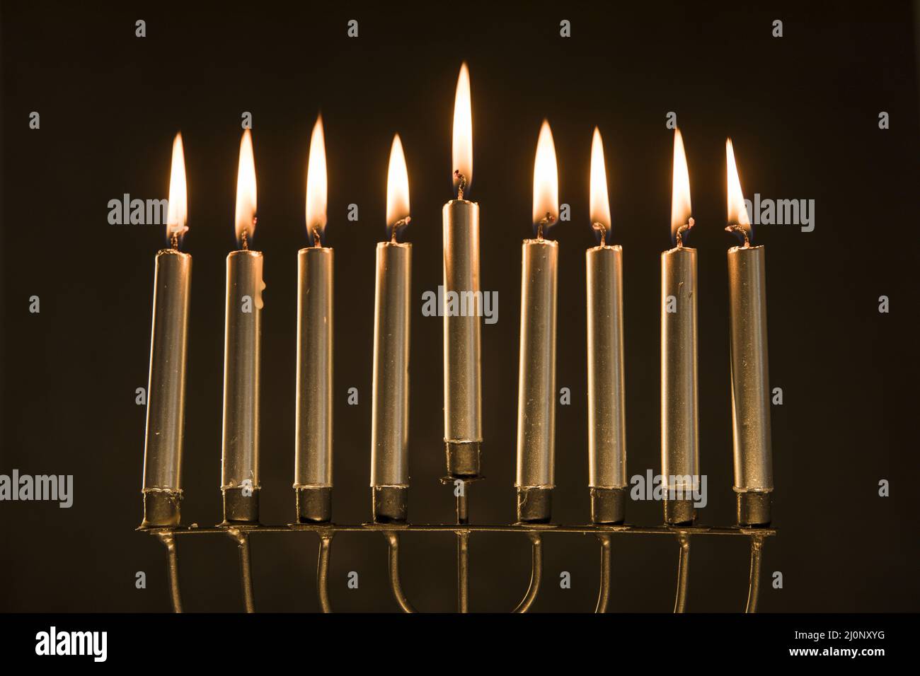 Herrliche Menora mit brennenden Kerzen. Hohe Qualität und Auflösung schönes Fotokonzept Stockfoto