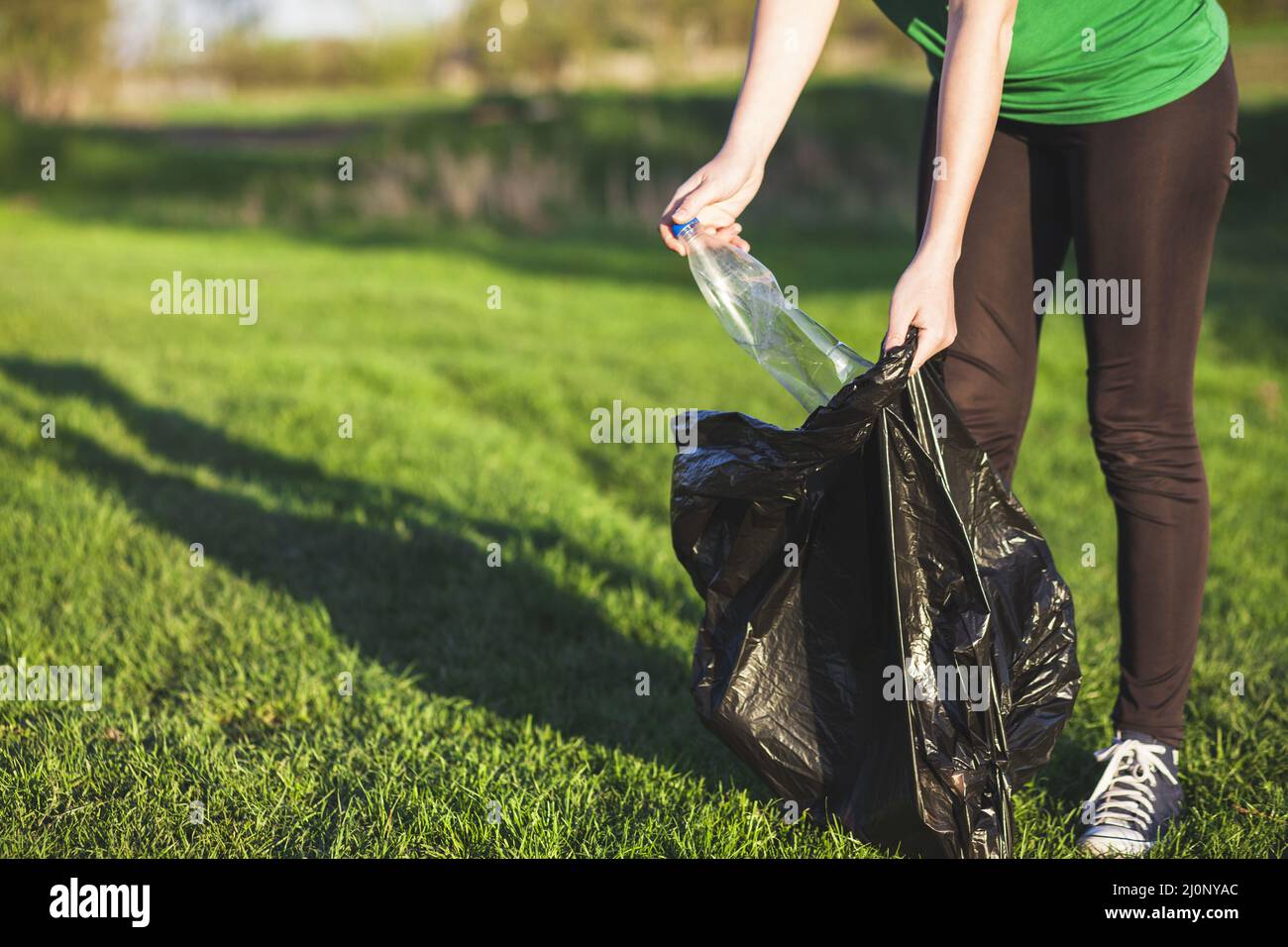 Recycling-Konzept mit Frau sammeln Müll . Hohe Qualität und Auflösung schönes Fotokonzept Stockfoto