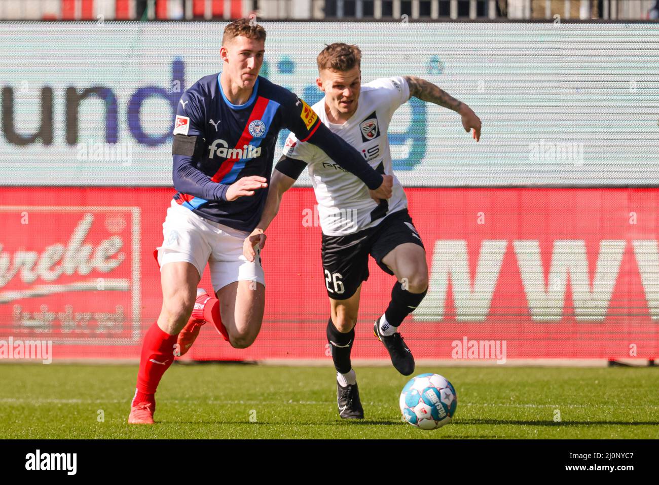 20. März 2022, Schleswig-Holstein, Kiel: Fußball: 2. Bundesliga, Holstein Kiel - FC Ingolstadt 04, Matchday 27, Holstein Stadium. Der Kieler Phil Neumann (l.) und der Ingolstädter Florian Pick versuchen, den Ball zu holen. Foto: Frank Molter/dpa - WICHTIGER HINWEIS: Gemäß den Anforderungen der DFL Deutsche Fußball Liga und des DFB Deutscher Fußball-Bund ist es untersagt, im Stadion und/oder des Spiels aufgenommene Fotos in Form von Sequenzbildern und/oder videoähnlichen Fotoserien zu verwenden oder zu verwenden. Stockfoto