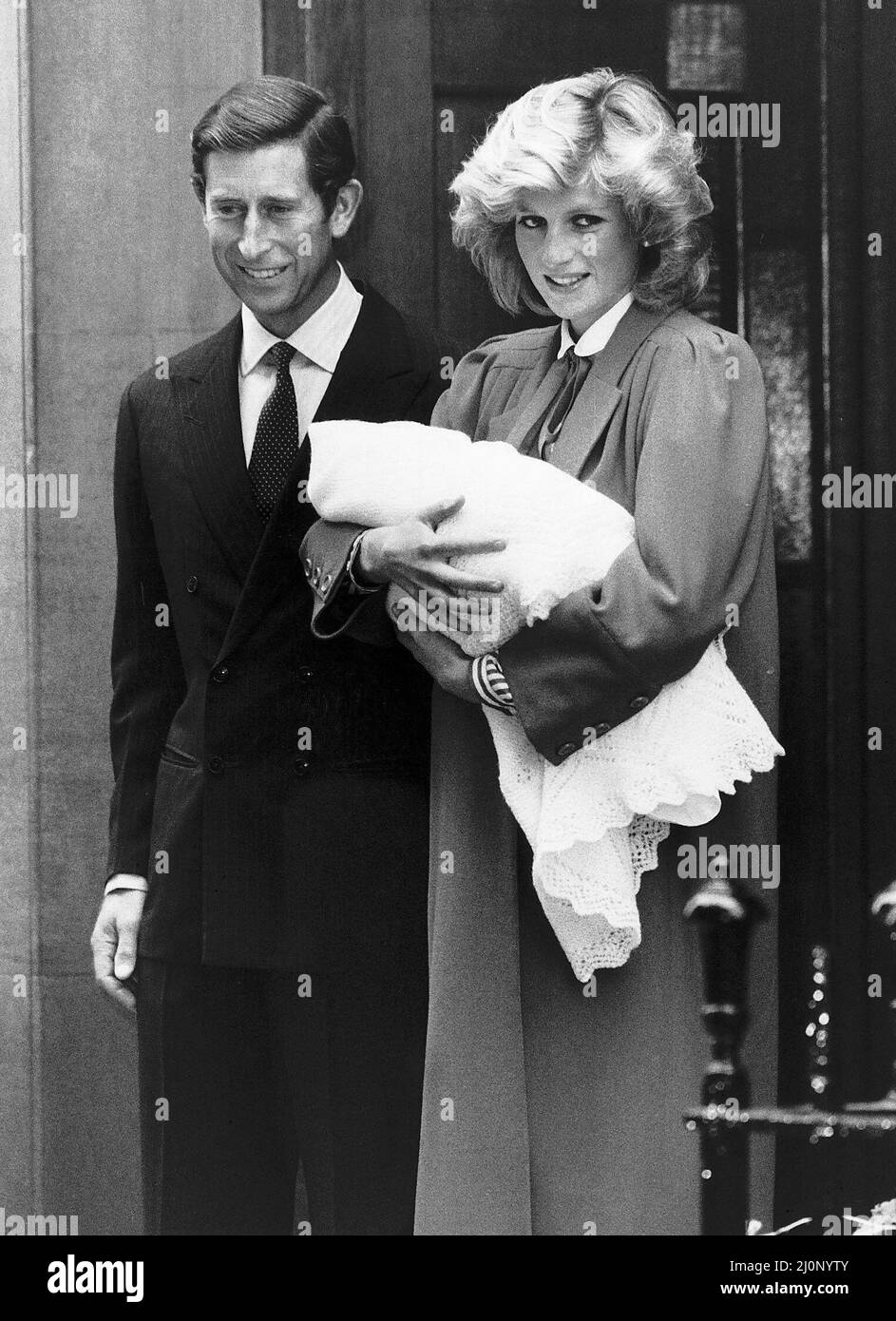 Prinz Harry verlässt mit seinen Eltern das St. Mary's Hospital Paddington, wo er geboren wurde. 16.. September 1984. Stockfoto
