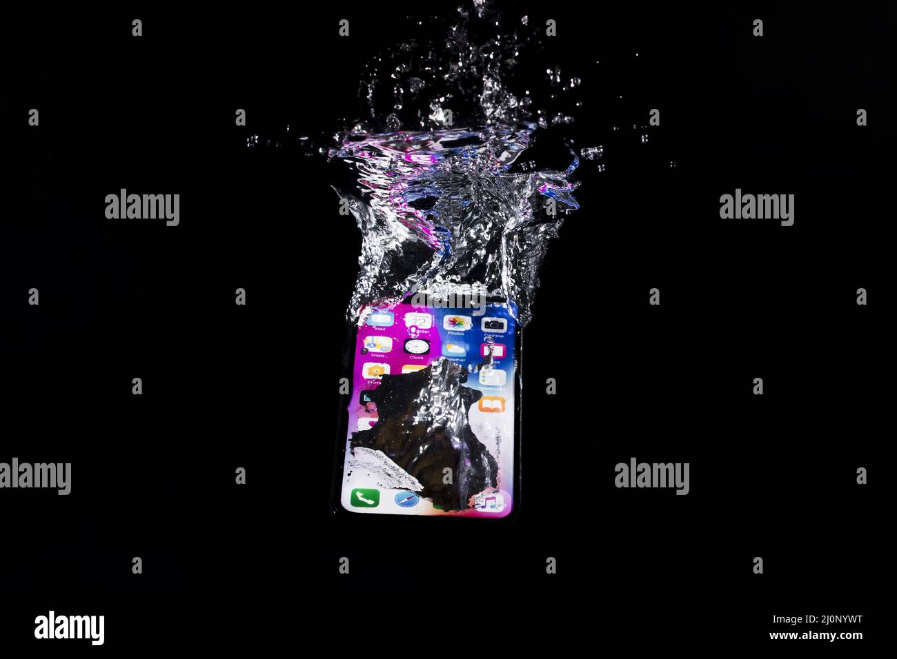 IPhone unter Wasser. Hohe Qualität und Auflösung schönes Fotokonzept Stockfoto