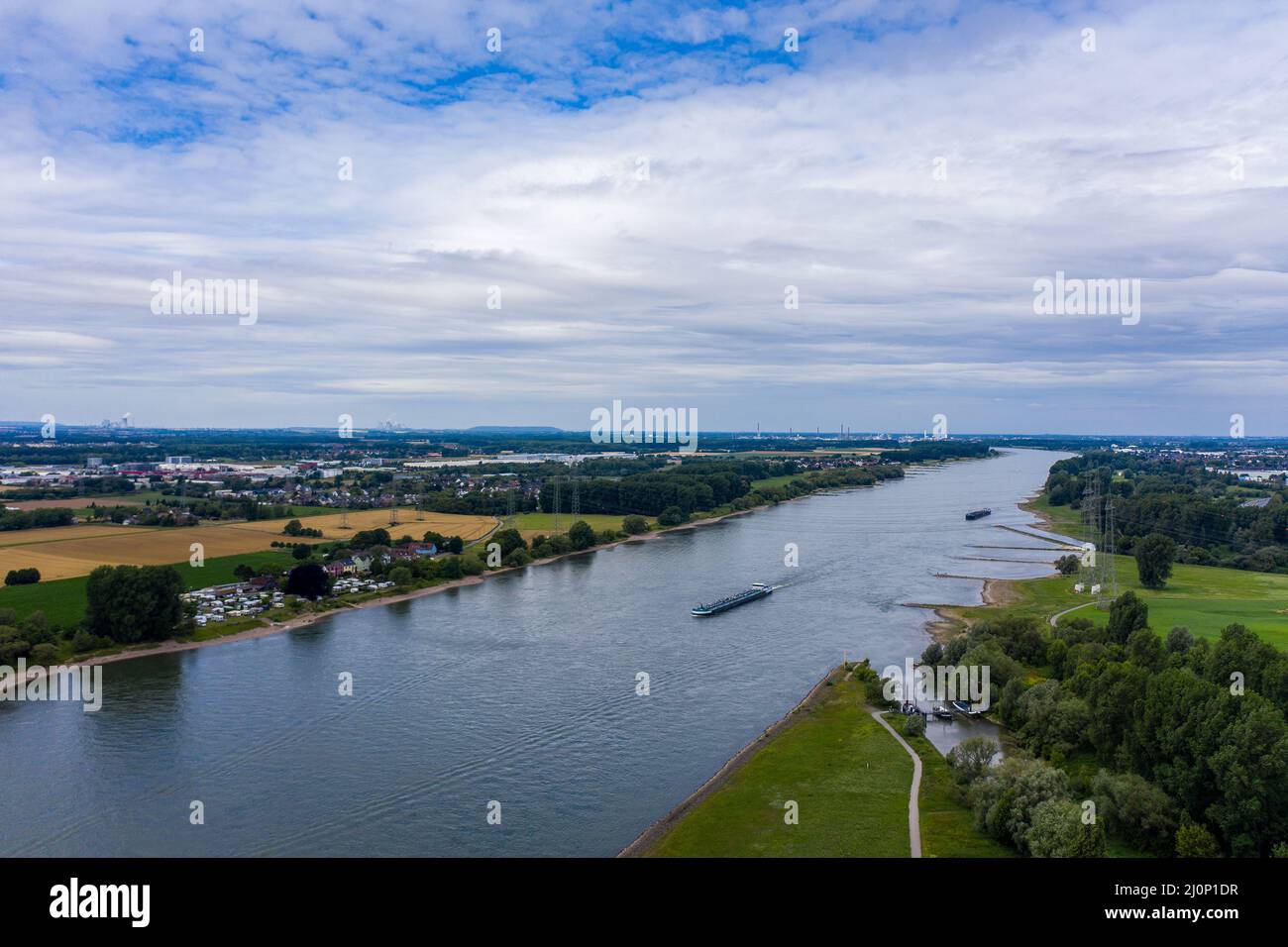 Panoramablick auf den Rhein bei Leverkusen. Drohnenfotografie. Stockfoto