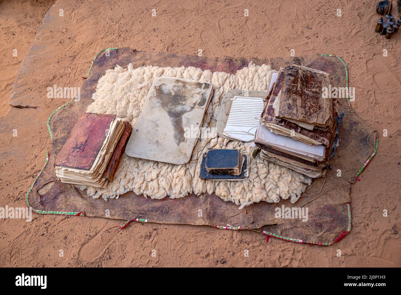 Alte islamische Bücher aus einer alten Bibliothek in Chinguetti, Mauretanien Stockfoto