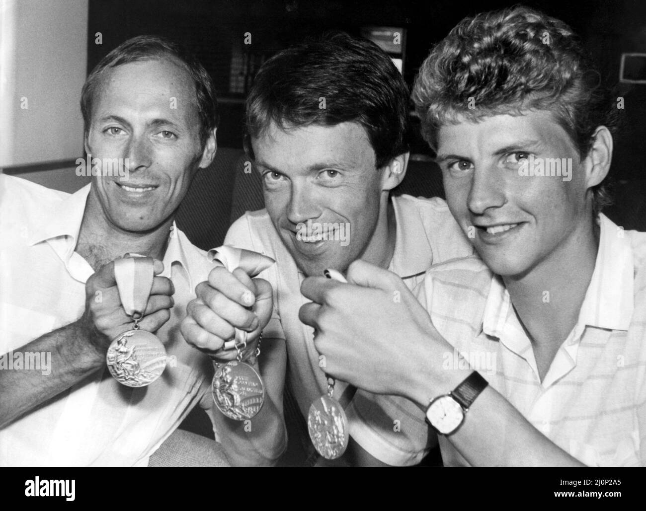 Der Athlet Steve Cram Mike McLeod, Charlie Spedding und Steve Cram zeigen ihre Medaillen der Olympischen Sommerspiele 1984 in Los Angeles am 14. August 1984 Stockfoto