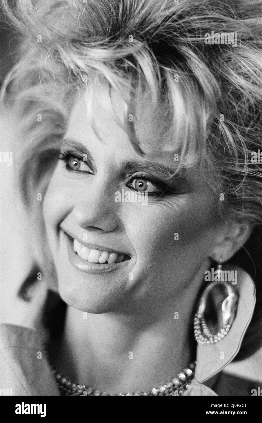 Olivia Newton John, Sängerin und Schauspielerin, aufgenommen während eines Videodreh in den Pinewood Studios in Buckinghamshire, England. Bild aufgenommen am 28.. Oktober 1983 Stockfoto