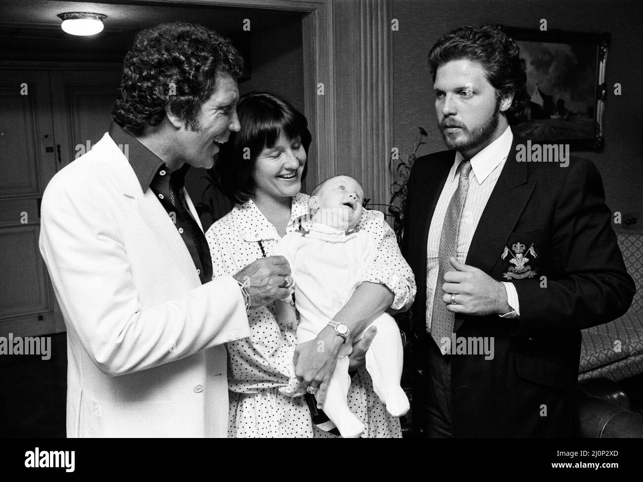 Tom Jones mit seinem elf Monate alten Enkel Alexander, Sohn Mark Woodward und Schwiegertochter Donna in ihrem Londoner Hotel. 3.. September 1983. Stockfoto