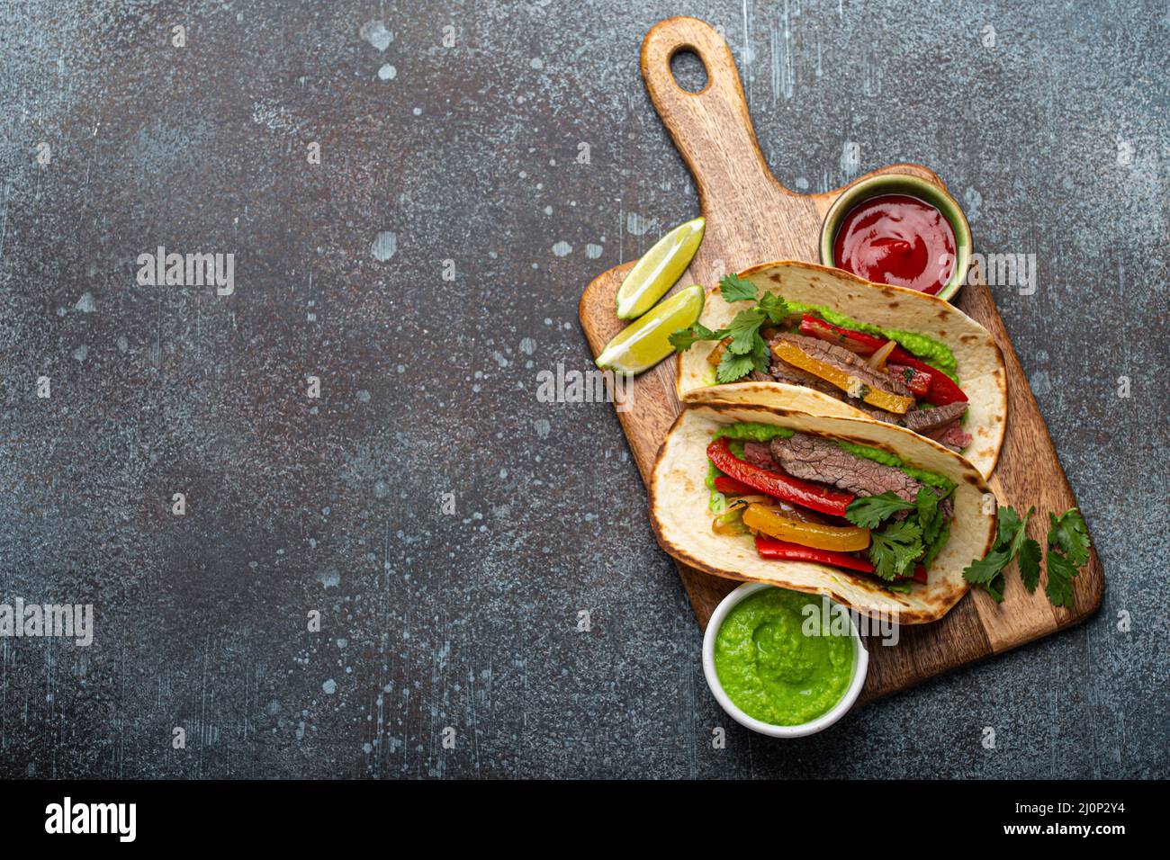 Mexikanische Gericht Fajita Tacos auf Holz Schneidebrett von oben Kopieplatz Stockfoto