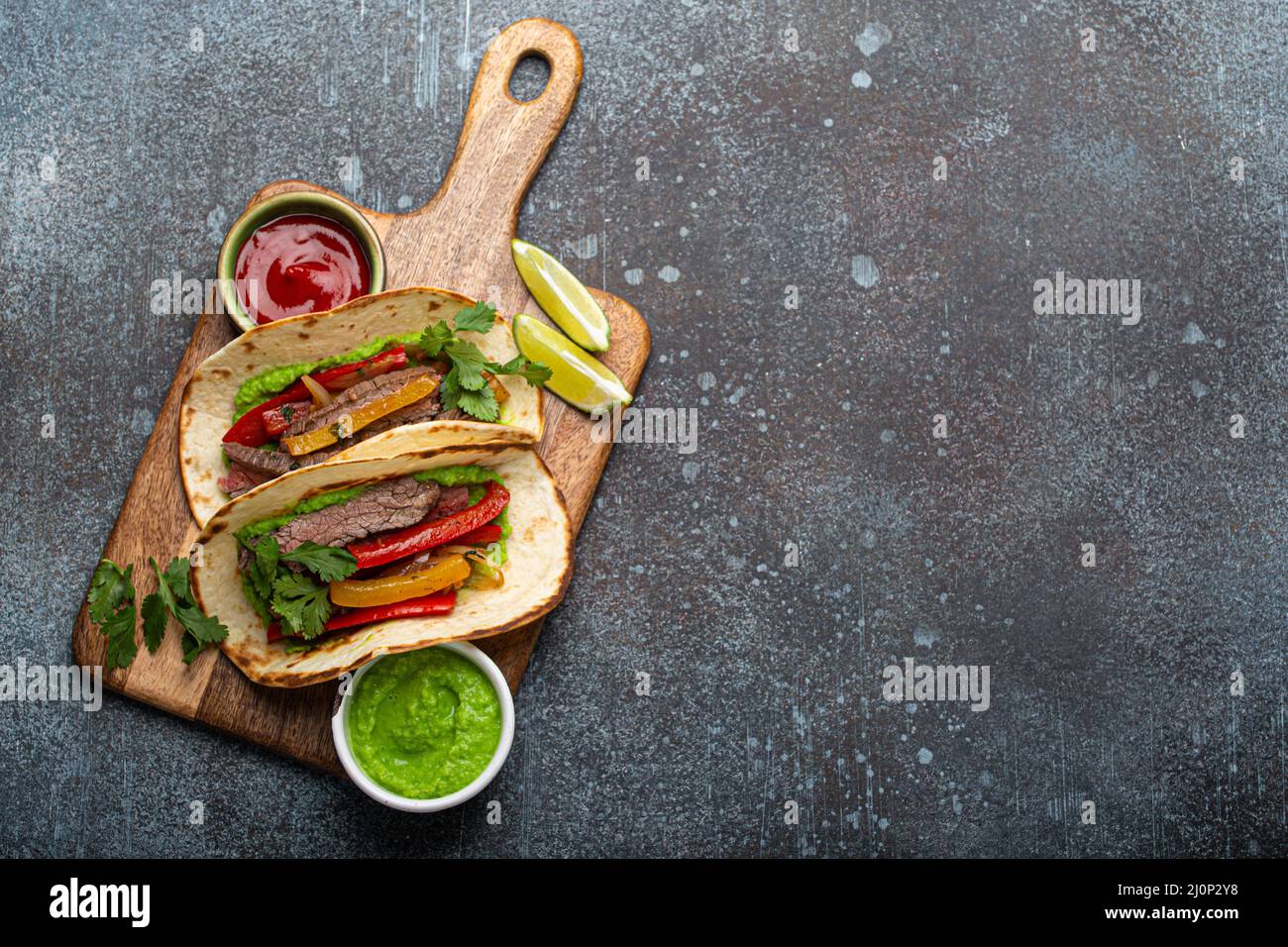 Mexikanische Gericht Fajita Tacos auf Holz Schneidebrett von oben Kopieplatz Stockfoto