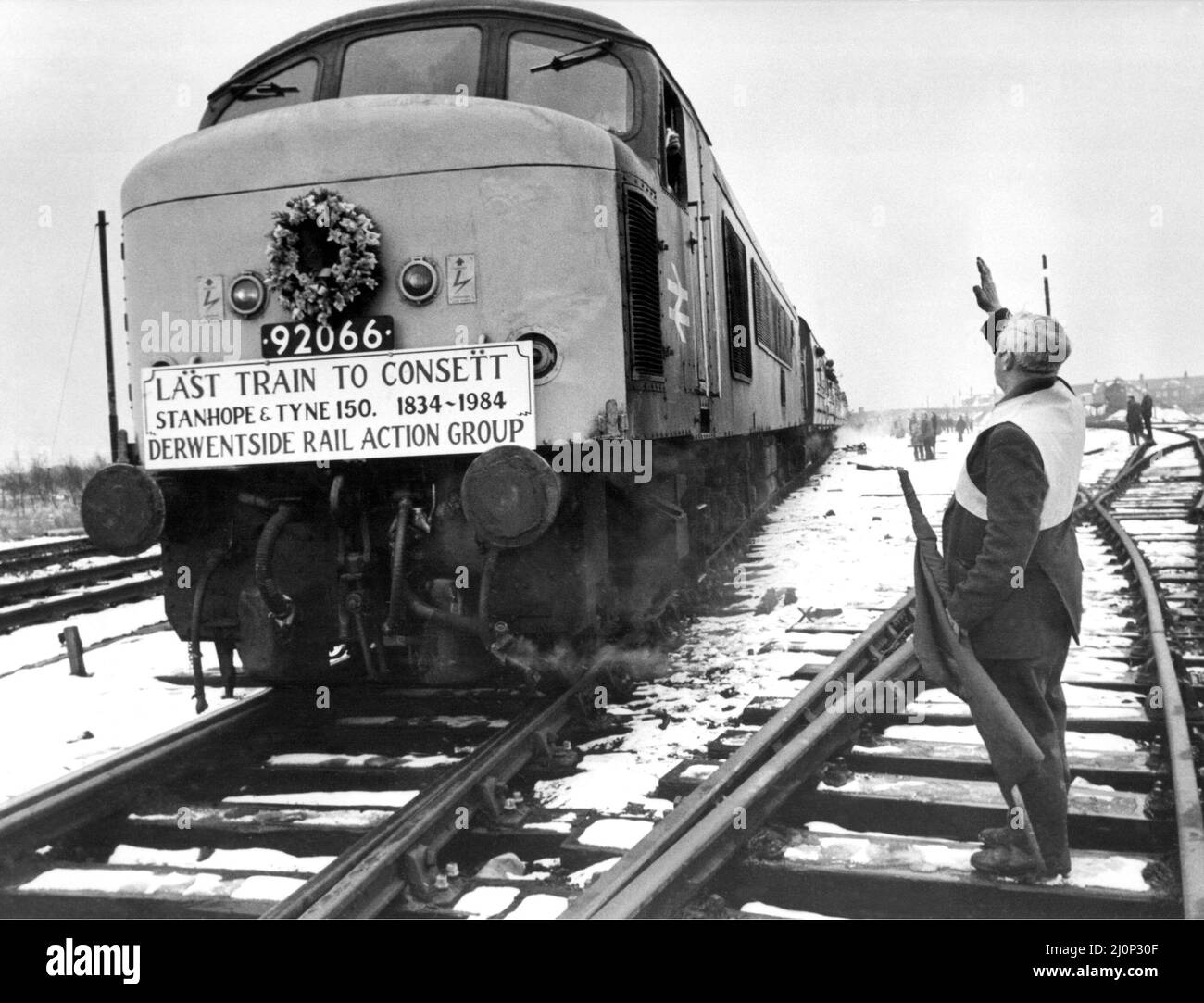 Hunderte von Eisenbahnfans nahmen am 17.. März 1984 Abschied vom Eisenbahndienst Consett-Newcastle. Die Derwentside Rail Action Group beschloss, den letzten Zug zu chartern und eine Abschiedsfeier zu organisieren, als sie erfuhr, dass ihre Kampagne zur Rettung der Strecke gescheitert war. John Barron, 38 Jahre lang Eisenbahner, verabschiedet sich vom letzten Zug, der Consett verlassen hat Stockfoto