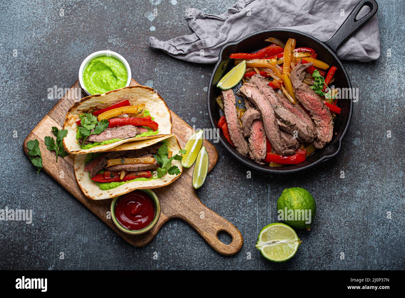 Die Herstellung mexikanischer Fajitas Tacos von oben Stockfoto