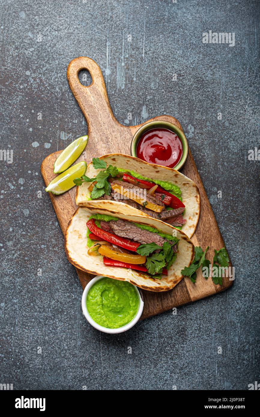 Mexikanische Gericht Fajita Tacos auf Holz Schneidebrett von oben Stockfoto